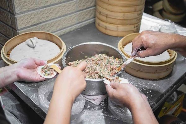 ▲▼號稱夜市裡頭的鼎泰豐！ 超特別形狀蒸餃外國遊客排隊也要吃 肉餡薄皮外就能看到。（圖／部落客美熊提供）