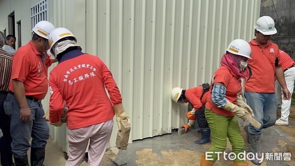 ▲台南市勞工局「做工行善團」為推動黃偉哲市長希望家園理念，26日志工兵分兩路，為案家修繕。 （圖／記者林東良翻攝，下同）