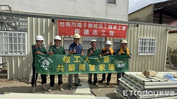 ▲台南市勞工局「做工行善團」為推動黃偉哲市長希望家園理念，26日志工兵分兩路，為案家修繕。 （圖／記者林東良翻攝，下同）