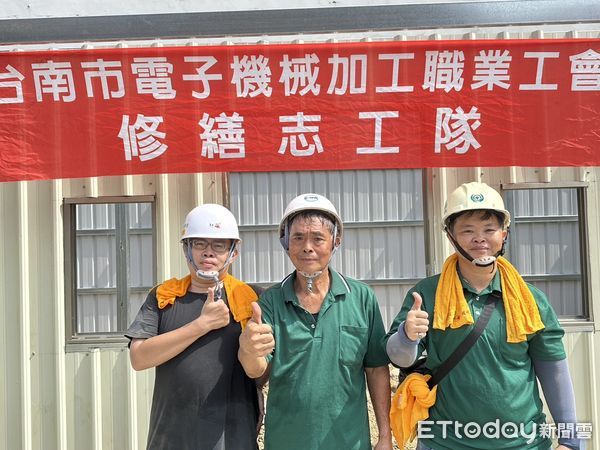 ▲台南市勞工局「做工行善團」為推動黃偉哲市長希望家園理念，26日志工兵分兩路，為案家修繕。 （圖／記者林東良翻攝，下同）