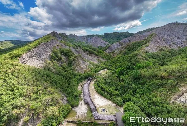 ▲▼台東著名地質景觀「利吉惡地」地質公園，也是國家第一級保護區。（圖／觀光署提供）