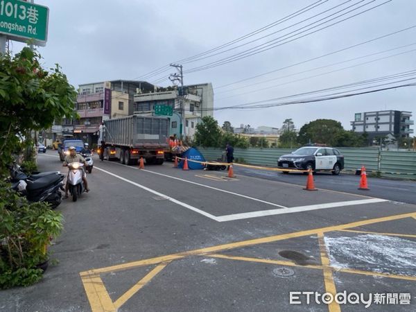 ▲▼台中騎士遭聯結車輾斃原因出爐，疑似道路縮減加上2車同時變換車道造成。（圖／民眾提供，下同）