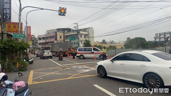 ▲▼台中騎士遭聯結車輾斃原因出爐，疑似道路縮減加上2車同時變換車道造成。（圖／民眾提供，下同）