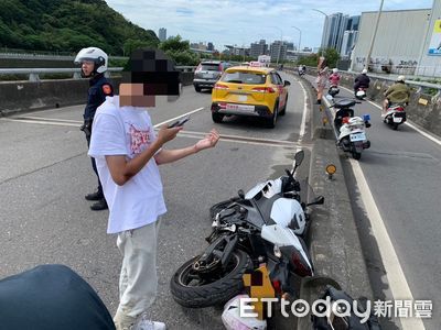 計程車運將上環東大道...與紅牌重機靠太近　騎士摔車倒地手腳傷