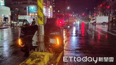 新車上路就出事！高雄轎車自撞分隔島　駕駛詭異消失了