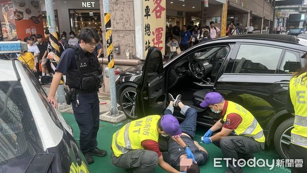 ▲▼桃園黑色轎車詭異「撞柱」　男駕駛口吐白沫昏迷！警急破窗救人。（圖／記者楊熾興翻攝）