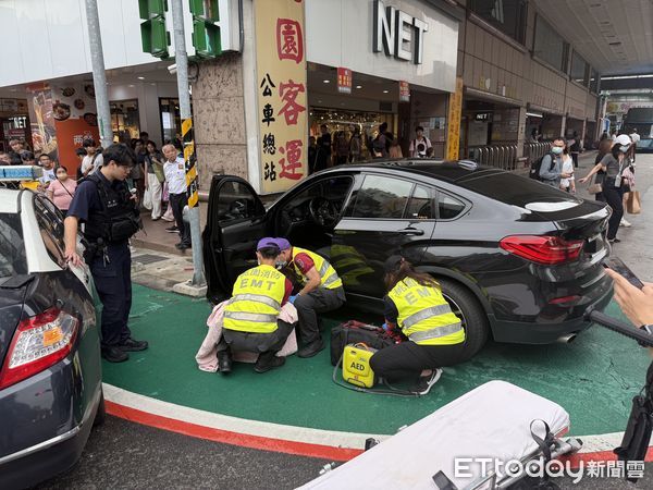 ▲▼桃園黑色轎車詭異「撞柱」　男駕駛口吐白沫昏迷！警急破窗救人。（圖／記者楊熾興翻攝）