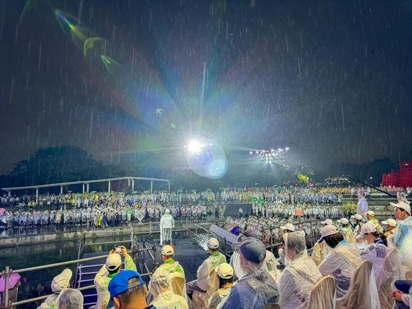 全民運開幕典禮大雨鬧場，讓大家全身都溼透。（翻攝周春米臉書）