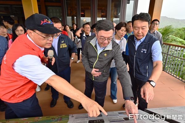 ▲▼卓榮泰率交通部關注台東觀光旅遊發展，特別視察著名地質景觀「利吉惡地」地質公園。（圖／縱管處提供，下同）