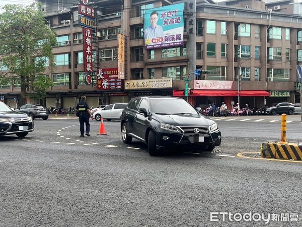 ▲▼行人庇護島又出事！高雄男「切西瓜」猛撞，車輪變形超糗畫面曝。（圖／記者賴文萱翻攝）