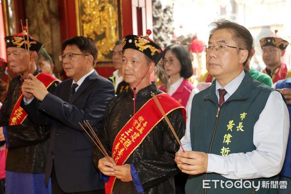 ▲台南喜樹代天府萬皇宮27日大吉之時，舉辦甲辰年科三朝王醮王船出廠活動，市長黃偉哲陪同總統府秘書長潘孟安，與萬皇宮主委蔡忠壽等人見證開光點龍眼儀式。（圖／記者林東良翻攝，下同）