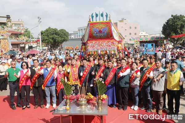 ▲台南喜樹代天府萬皇宮27日大吉之時，舉辦甲辰年科三朝王醮王船出廠活動，市長黃偉哲陪同總統府秘書長潘孟安，與萬皇宮主委蔡忠壽等人見證開光點龍眼儀式。（圖／記者林東良翻攝，下同）