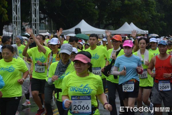 ▲近2000人冒雨參加關山鎮公益路跑。（圖／記者楊漢聲翻攝）