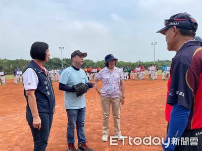 民雄鄉長盃慢速壘球錦標賽開打　12支勁旅同場競技