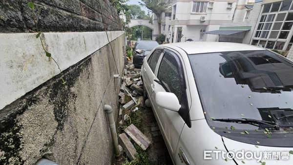 ▲▼嘉義地震，中埔鄉災情，圍牆倒塌壓毀車。（圖／記者翁伊森翻攝）