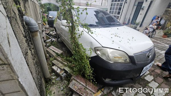 ▲▼嘉義地震，中埔鄉災情，圍牆倒塌壓毀車。（圖／記者翁伊森翻攝）