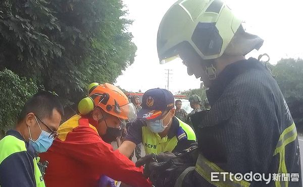 ▲▼自小客車擦撞路旁軍方交管人員，兩人傷困       。（圖／記者陳凱力翻攝）