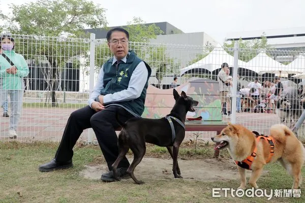 ▲台南市政府27日在明和寵物友善公園舉辦「我愛毛孩從心開始」活動，市長黃偉哲也特別出席活動，帶著自家毛孩黑妞前來，和民眾一起度過愉快的假日時光。（圖／記者林東良翻攝，下同）