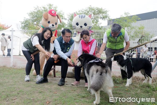 ▲台南市政府27日在明和寵物友善公園舉辦「我愛毛孩從心開始」活動，市長黃偉哲也特別出席活動，帶著自家毛孩黑妞前來，和民眾一起度過愉快的假日時光。（圖／記者林東良翻攝，下同）