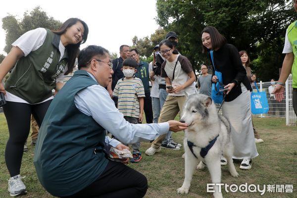 ▲台南市政府27日在明和寵物友善公園舉辦「我愛毛孩從心開始」活動，市長黃偉哲也特別出席活動，帶著自家毛孩黑妞前來，和民眾一起度過愉快的假日時光。（圖／記者林東良翻攝，下同）