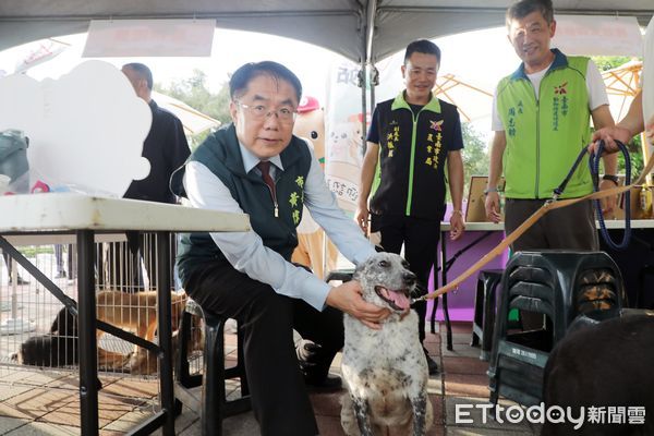 ▲台南市政府27日在明和寵物友善公園舉辦「我愛毛孩從心開始」活動，市長黃偉哲也特別出席活動，帶著自家毛孩黑妞前來，和民眾一起度過愉快的假日時光。（圖／記者林東良翻攝，下同）