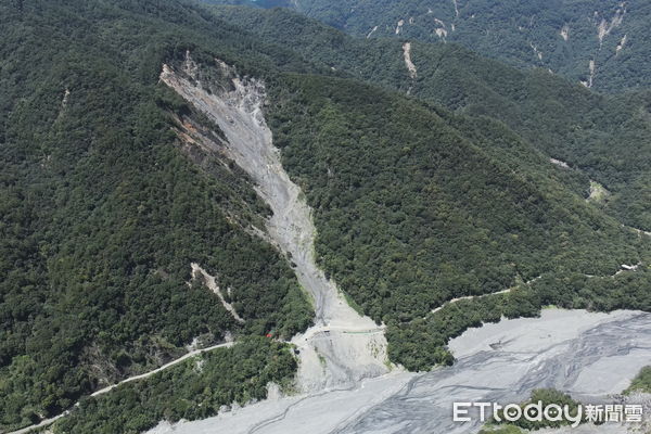 ▲凱米颱風後空拍奧萬大聯外道路8.4K緊鄰萬大溪邊坡變化情形。（圖／林業保育署南投分署提供）