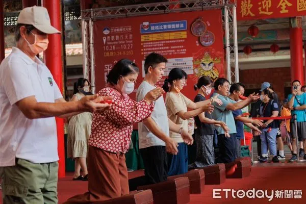 ▲2024鯤鯓王平安鹽祭最後一天，南鯤鯓代天府準備總獎金超過50萬元的跋桮挑戰賽，由彰化二林洪先生以14個聖桮數獨得16萬8888元。（圖／記者林東良翻攝，下同）