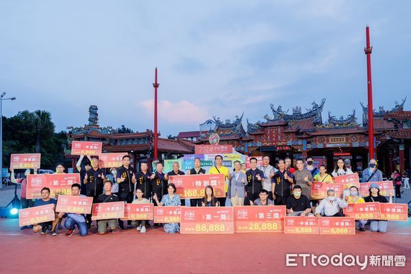 ▲2024鯤鯓王平安鹽祭最後一天，南鯤鯓代天府準備總獎金超過50萬元的跋桮挑戰賽，由彰化二林洪先生以14個聖桮數獨得16萬8888元。（圖／記者林東良翻攝，下同）