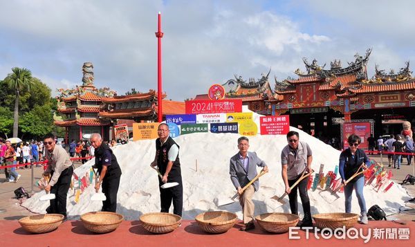 ▲2024鯤鯓王平安鹽祭最後一天，南鯤鯓代天府準備總獎金超過50萬元的跋桮挑戰賽，由彰化二林洪先生以14個聖桮數獨得16萬8888元。（圖／記者林東良翻攝，下同）