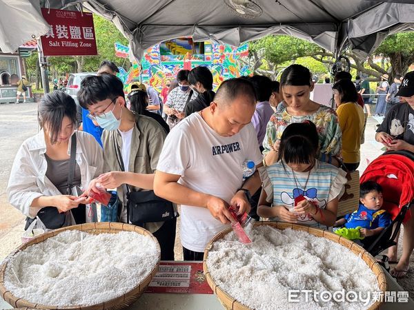 ▲2024鯤鯓王平安鹽祭最後一天，南鯤鯓代天府準備總獎金超過50萬元的跋桮挑戰賽，由彰化二林洪先生以14個聖桮數獨得16萬8888元。（圖／記者林東良翻攝，下同）