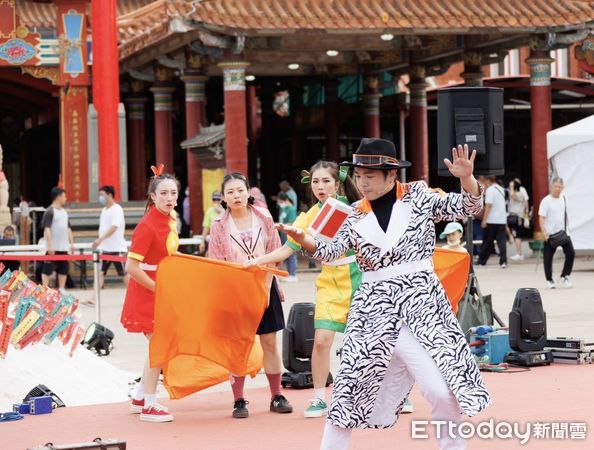 ▲2024鯤鯓王平安鹽祭最後一天，南鯤鯓代天府準備總獎金超過50萬元的跋桮挑戰賽，由彰化二林洪先生以14個聖桮數獨得16萬8888元。（圖／記者林東良翻攝，下同）