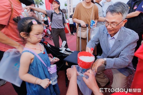 ▲2024鯤鯓王平安鹽祭最後一天，南鯤鯓代天府準備總獎金超過50萬元的跋桮挑戰賽，由彰化二林洪先生以14個聖桮數獨得16萬8888元。（圖／記者林東良翻攝，下同）