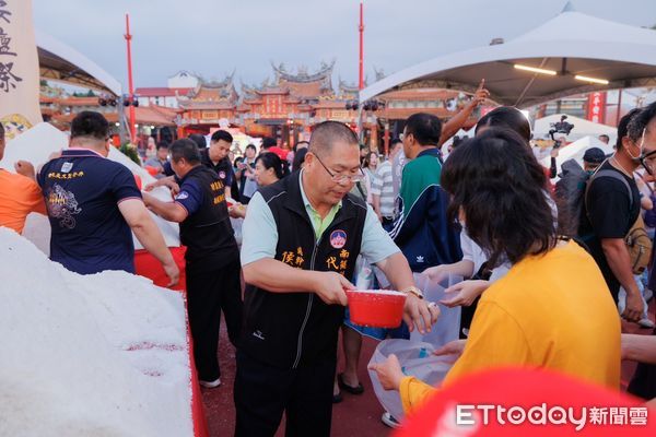 ▲2024鯤鯓王平安鹽祭最後一天，南鯤鯓代天府準備總獎金超過50萬元的跋桮挑戰賽，由彰化二林洪先生以14個聖桮數獨得16萬8888元。（圖／記者林東良翻攝，下同）