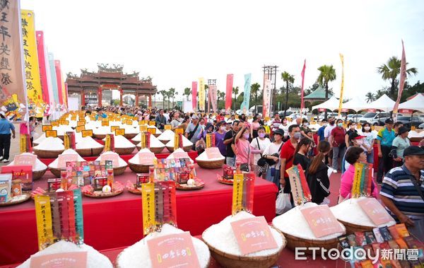 ▲2024鯤鯓王平安鹽祭最後一天，南鯤鯓代天府準備總獎金超過50萬元的跋桮挑戰賽，由彰化二林洪先生以14個聖桮數獨得16萬8888元。（圖／記者林東良翻攝，下同）