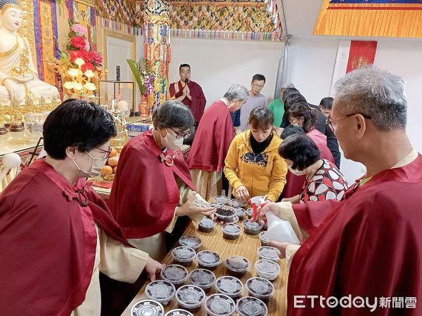 ▲台南市覺行弘法協會，為遵奉佛陀慈悲利生教導，以及感念南無觀世音菩薩救度眾生大悲恩德，27日舉辦救生放生活動，恭誦《金剛瑜伽圓滿法》、燃燈供佛及放生儀式。（圖／記者林東良翻攝，下同）