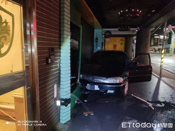 ▲▼小客車天雨路滑擦撞同方向貨車，小客車失控後衝入大樓一樓義大利麵餐廳，造成消防送水孔毀壞水流不止             。（圖／記者陳以昇翻攝）