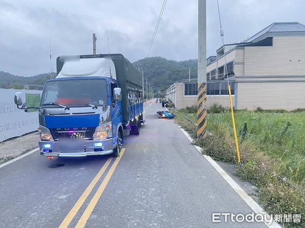 ▲苗栗苑裡鎮一間宮廟昨遶境發生憾事，同行的機車碰撞貨車，釀成騎士重傷不治。（圖／記者楊永盛翻攝