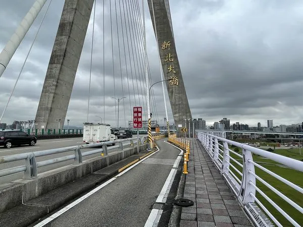 ▲提供機車族安全的通行環境，將針對新北大橋橋塔旁S型彎道進行改善，圖為現況照。。（圖／翻攝新北市政府工務局）