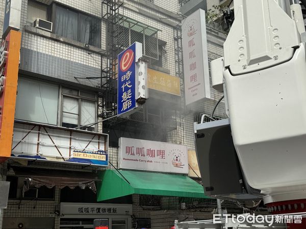 ▲▼ 預熱油鍋突起火！高雄咖哩店廚房火警　黑煙竄出畫面曝。（圖／記者吳世龍攝）