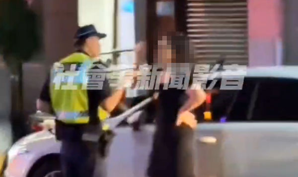 ▲台南市中西區西門路與友愛街口，一名女駕駛不滿交通違規被員警予以開單告發，女駕駛憤而下車與員警理論，女子情緒激動引人側目。（圖／翻攝自社會事新聞影音，下同）