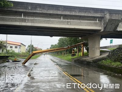 蘭陽大橋下涵洞前限高門架遭撞斷！大貨車機械手臂未收妥釀禍