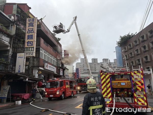 ▲▼新莊區化成路清晨大火，險釀消防員傷亡             。（圖／記者陳以昇翻攝）