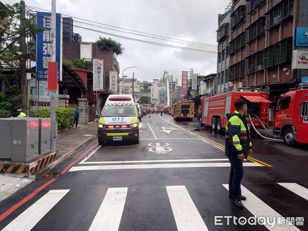 ▲▼新莊區化成路清晨大火，險釀消防員傷亡             。（圖／記者陳以昇翻攝）