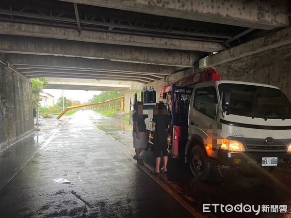 ▲▼大貨車疑機械手臂未收妥，硬生生將涵洞前的限高門架撞斷。（圖／記者游芳男翻攝，下同）