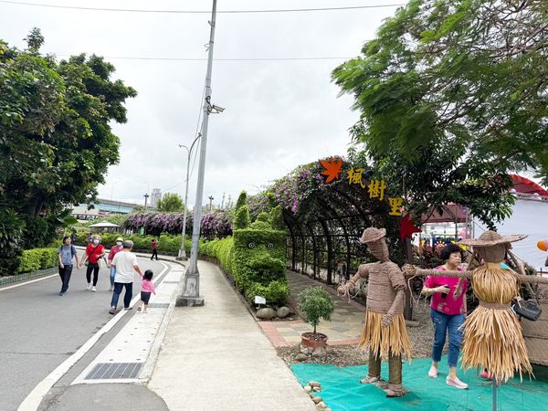 ▲泰山區「楓樹河濱公園」內，因為種植200公尺長的「蒜香藤」而成當地人氣景點，10/28已花開4-5成。（圖／翻攝自賞花快報）