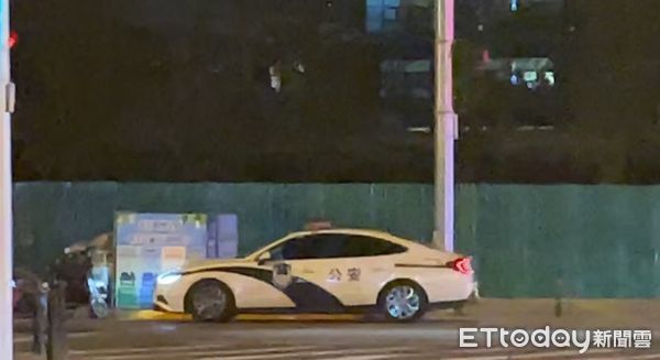 ▲▼  北京小學砍人事件、晚間警車站哨           。（圖／記者任以芳攝）