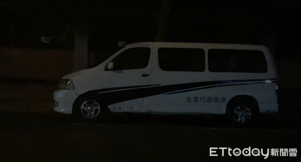 ▲▼  北京小學砍人事件、晚間警車站哨           。（圖／記者任以芳攝）