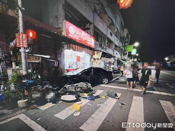 ▲台南市安南區長溪3段29日凌晨0時許發生一起重大車禍，29歲郭姓男子疑似轉彎車速過快，自撞路邊9輛機車，並波及5戶住家，所幸無人受傷。（圖／記者林東良翻攝，下同）