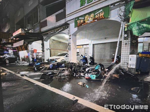 ▲台南市安南區長溪3段29日凌晨0時許發生一起重大車禍，29歲郭姓男子疑似轉彎車速過快，自撞路邊9輛機車，並波及5戶住家，所幸無人受傷。（圖／記者林東良翻攝，下同）