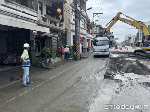 ▲▼屏東縣南興路自來水管爆裂             。（圖／民眾提供）